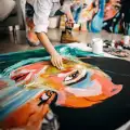 Eleganță sub presiune: Cum rămâne o artistă verticală in furtuna culturală românească